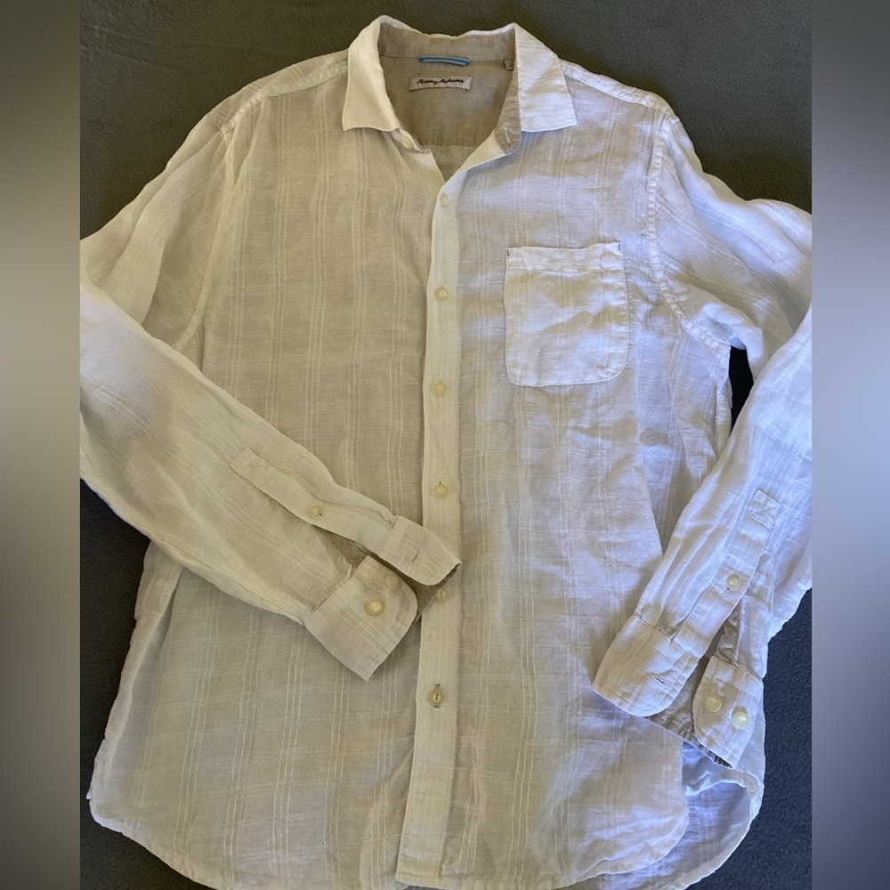 Tommy Bahama white 100% Linen button down shirt-SZ L
Pit to pit 22”
Length 30”